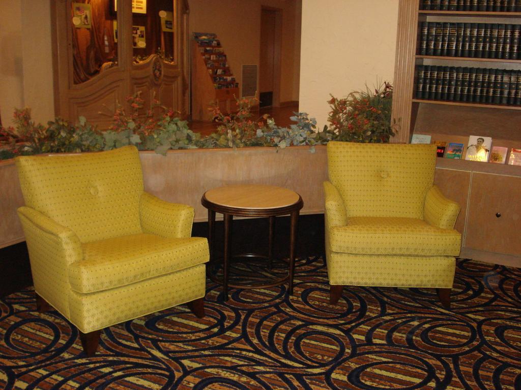 The Chateau Bloomington Hotel And Conference Center Екстериор снимка